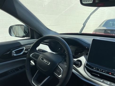 Used 2025 Jeep Compass Limited image 35