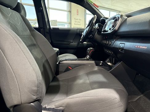Used 2019 Toyota Tacoma TRD Off-Road w/ Technology Package AWD/4WD image 24