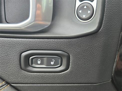 Used 2023 Jeep Wrangler Unlimited Sahara image 32