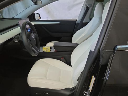 Used 2025 Tesla Model Y Long Range RWD image 2