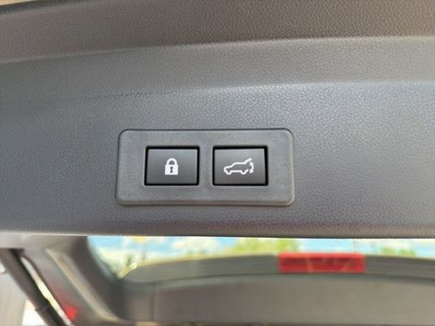 Used 2024 Subaru Ascent Premium w/ Convenience Package image 9