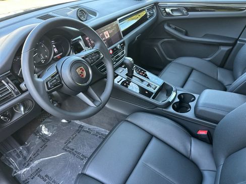 Certified 2025 Porsche Macan AWD/4WD image 4