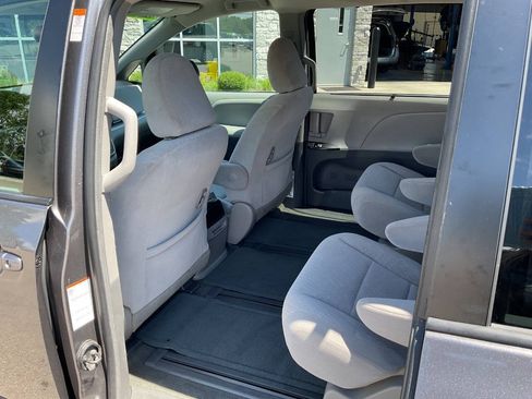 Used 2017 Toyota Sienna LE AWD/4WD image 28