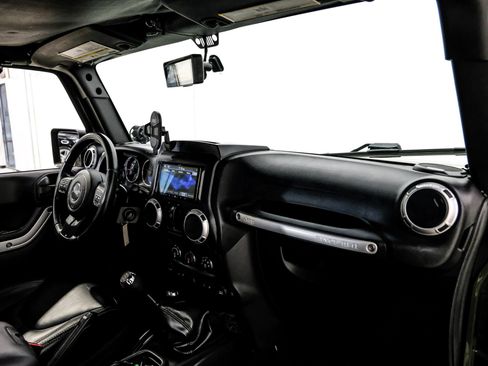 Used 2015 Jeep Wrangler Unlimited Rubicon w/ Connectivity Group AWD/4WD image 19
