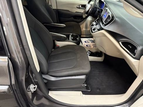 Used 2020 Chrysler Pacifica Touring w/ Cold Weather Group image 32