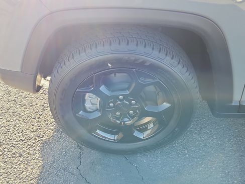 Used 2024 Jeep Compass Trailhawk image 7