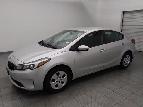 Used 2018 Kia Forte LX image 2