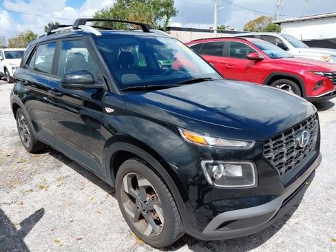 Used 2023 Hyundai Venue SEL image 2