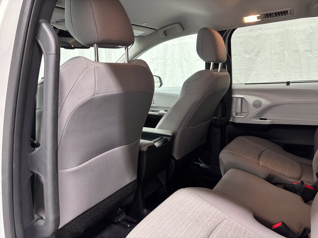 Used 2026 Toyota Sienna LE FWD image 49