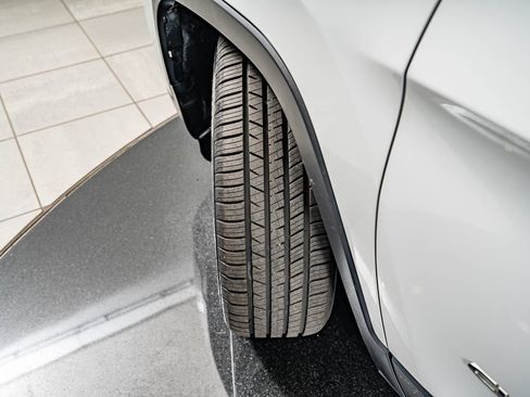 Used 2019 Jeep Cherokee Limited FWD image 40