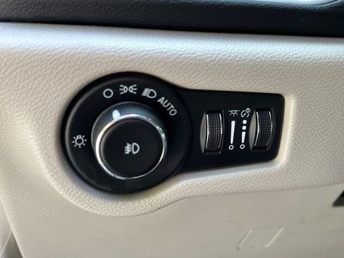 Used 2022 Chrysler Pacifica Touring-L FWD image 24