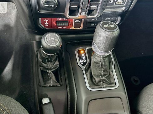 Used 2024 Jeep Wrangler Unlimited AWD/4WD image 24