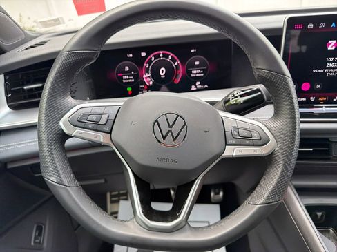 Used 2025 Volkswagen Tiguan SE R-Line AWD/4WD image 17