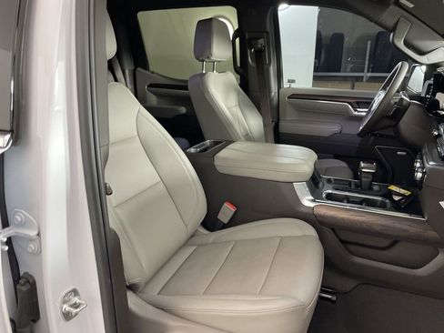 Used 2025 GMC Sierra 1500 SLT w/ SLT Premium Plus Package image 28