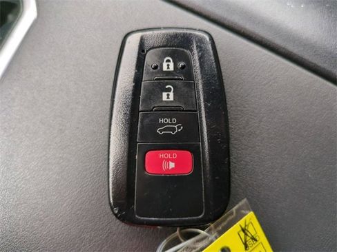 Used 2021 Toyota Highlander LE image 27