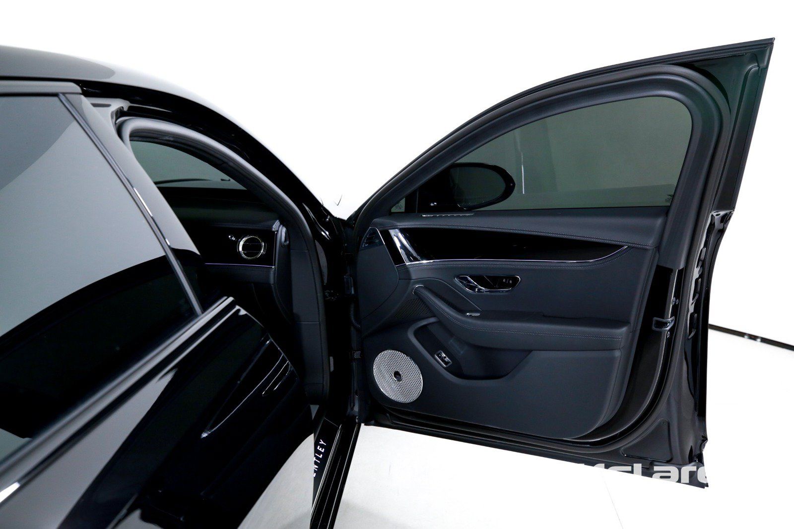 Used 2025 Bentley Flying Spur Plug-In Hybrid AWD/4WD image 26