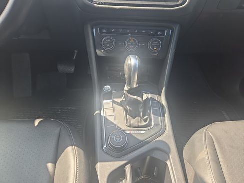 Used 2018 Volkswagen Tiguan SE AWD/4WD image 11
