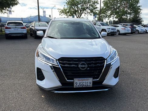Used 2023 Nissan Kicks SV FWD image 2