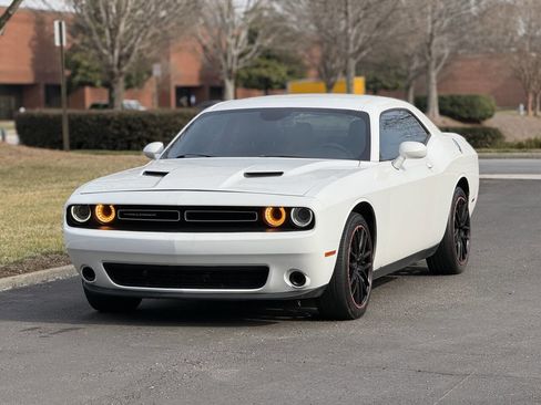Used 2018 Dodge Challenger SXT image 2
