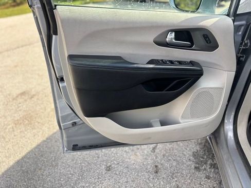 Used 2021 Chrysler Pacifica Touring-L image 14