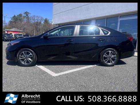 Used 2023 Kia Forte LXS w/ LXS Technology Package image 2