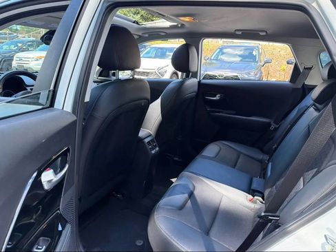 Used 2017 Kia Niro EX FWD image 5