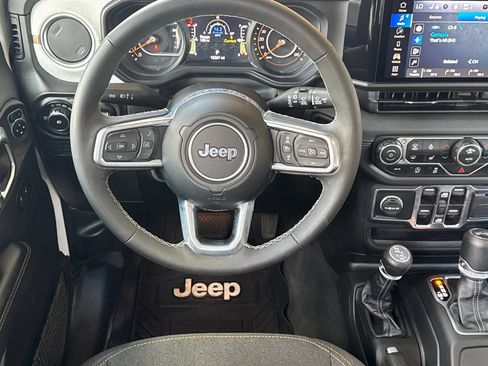 Used 2025 Jeep Wrangler Unlimited Sahara AWD/4WD image 15