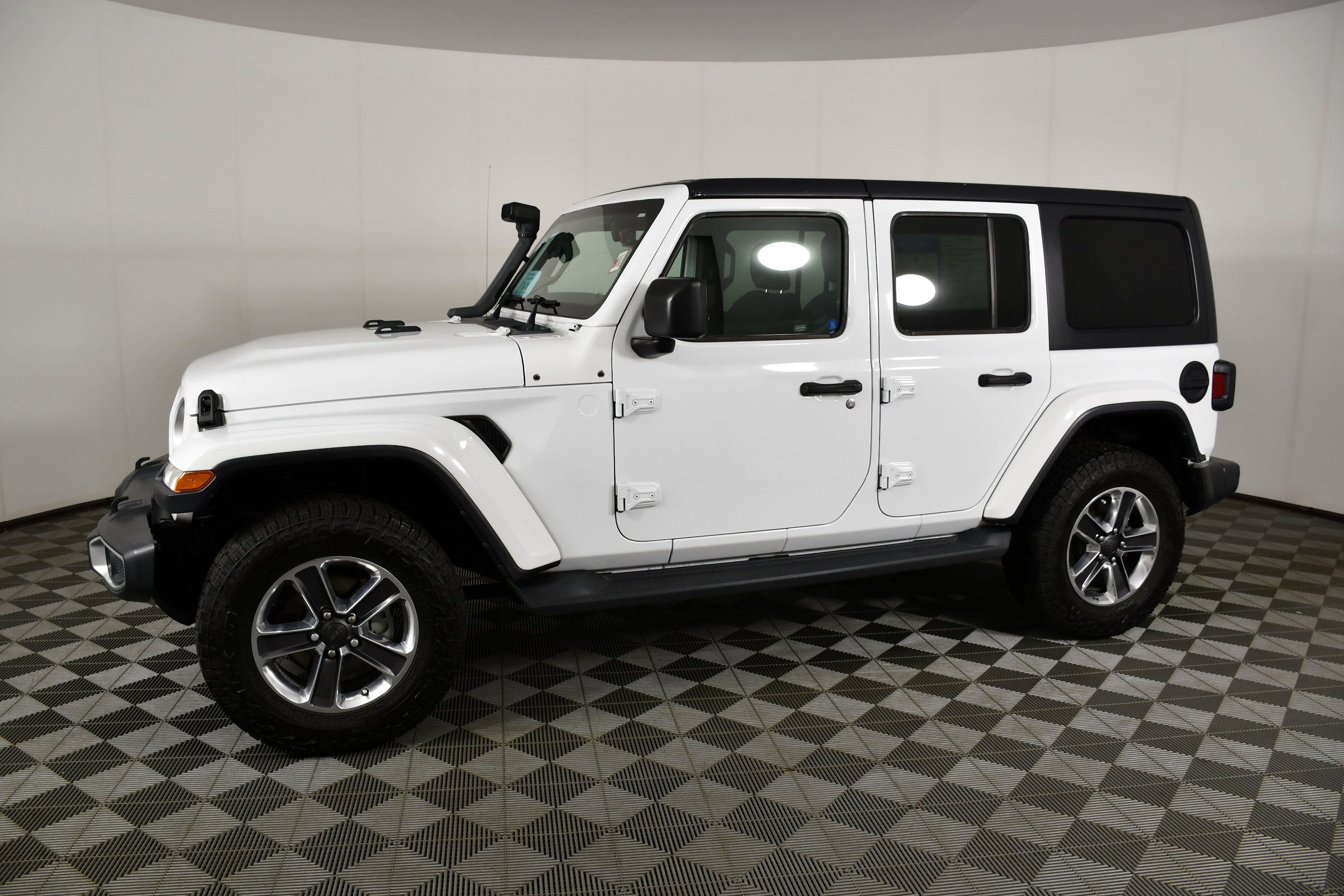 Used 2018 Jeep Wrangler Unlimited Sahara AWD/4WD image 9