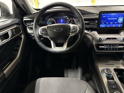 Used 2023 Ford Explorer XLT AWD/4WD image 11