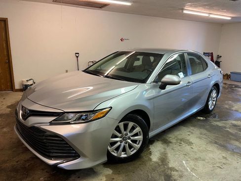 Used 2018 Toyota Camry LE image 1