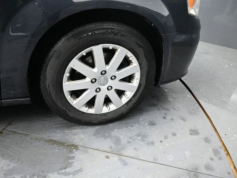 Used 2013 Chrysler Town & Country Touring image 17