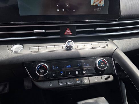 Used 2025 Hyundai Elantra SEL FWD image 17