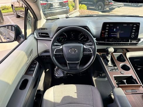 Used 2021 Toyota Sienna LE w/ LE Plus Package image 11