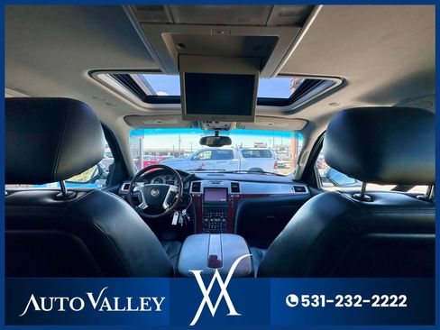 Used 2011 Cadillac Escalade ESV Premium image 29
