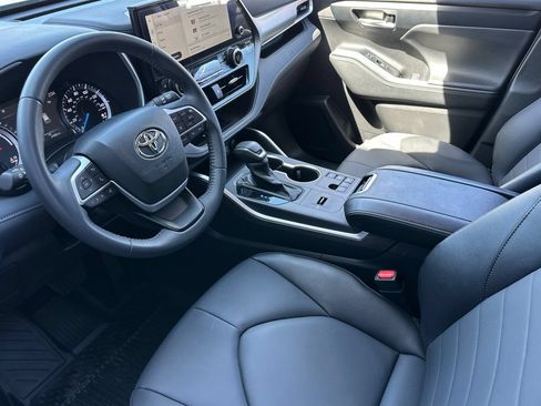 Used 2025 Toyota Highlander XLE AWD/4WD image 11