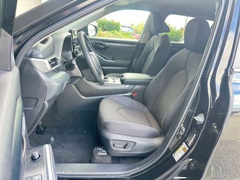 Used 2025 Toyota Highlander LE image 37