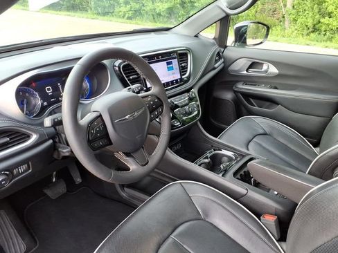 Used 2025 Chrysler Pacifica Limited FWD image 15
