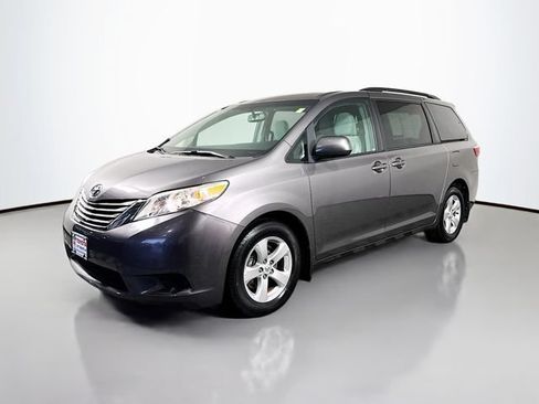 Certified 2017 Toyota Sienna LE FWD image 2