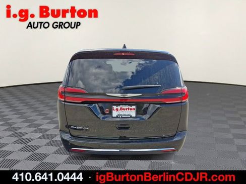 Used 2024 Chrysler Pacifica Touring-L FWD image 5