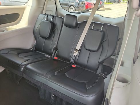 Used 2023 Chrysler Pacifica Touring-L FWD image 13