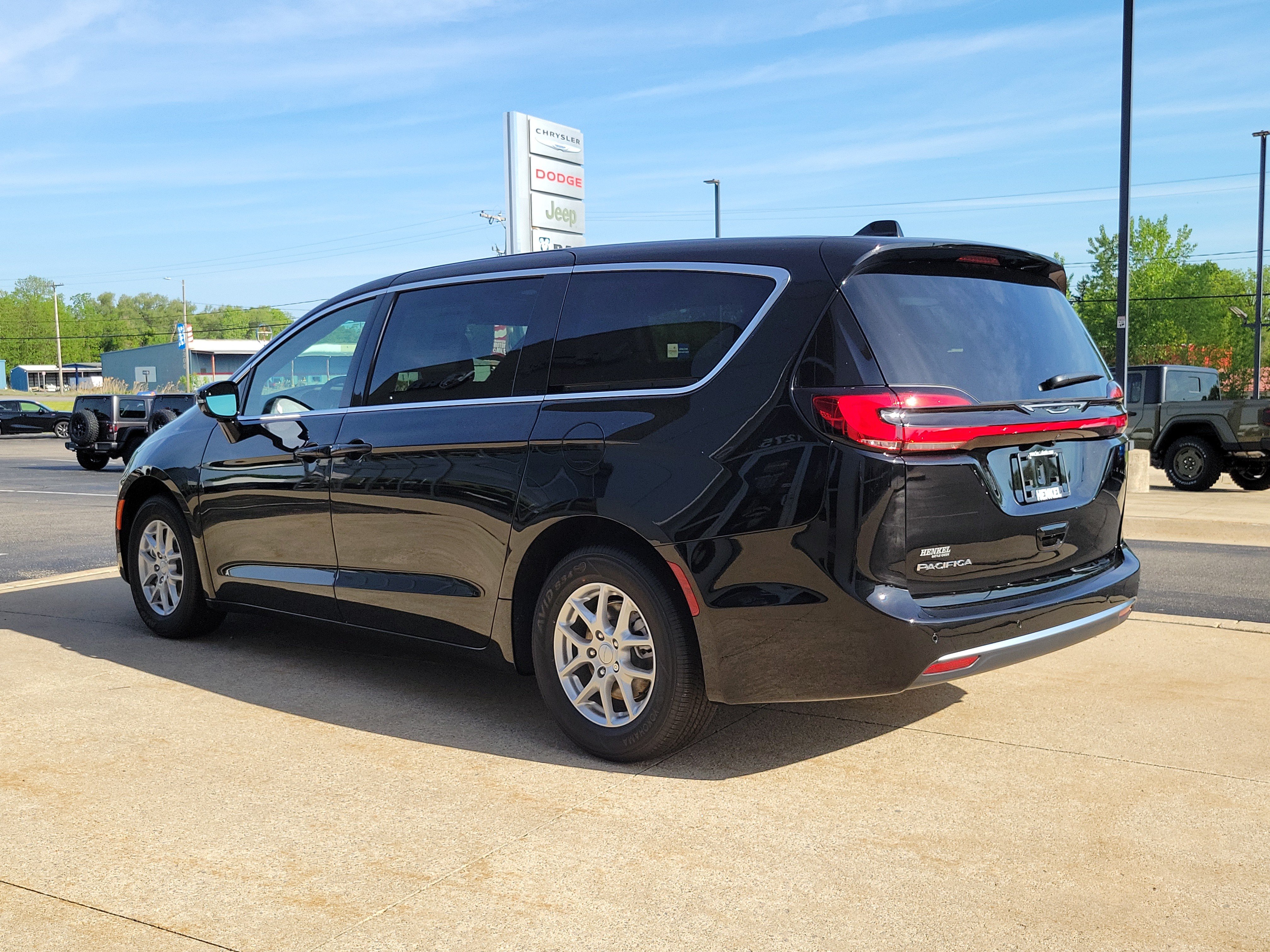 New 2027 Chrysler Pacifica Select w/ Family Tech Group FWD image 3