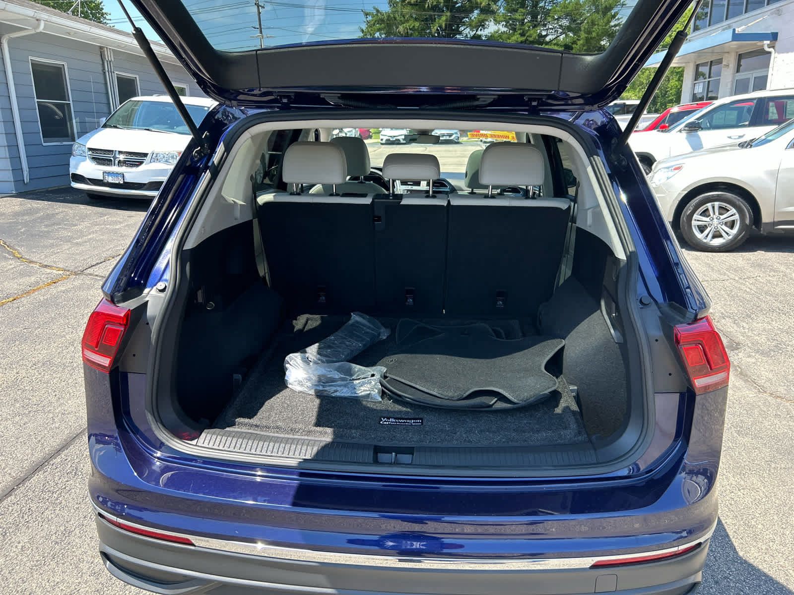 Used 2023 Volkswagen Tiguan SE w/ Panoramic Sunroof Package AWD/4WD image 24