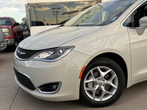 Used 2019 Chrysler Pacifica Touring Plus w/ Tire & Wheel Group image 3