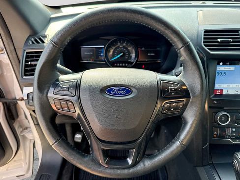Used 2018 Ford Explorer XLT w/ XLT Technology Feature Bundle FWD image 23