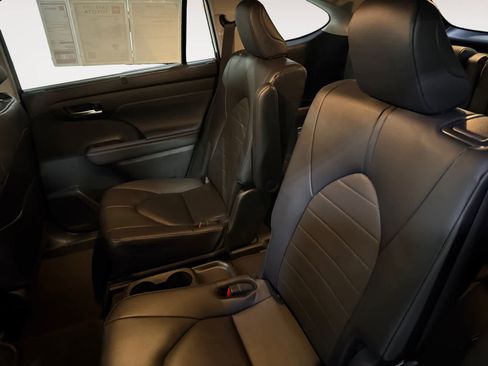 Used 2024 Toyota Highlander XLE image 17