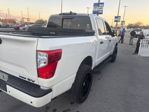 Used 2023 Nissan Titan SV w/ SV Convenience Package image 5