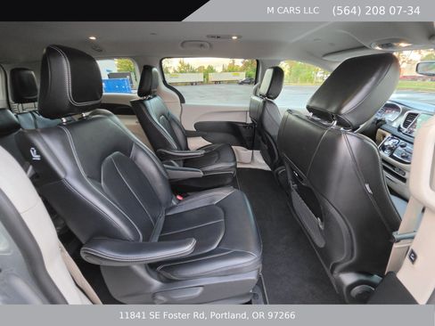 Used 2024 Chrysler Pacifica Limited FWD image 14