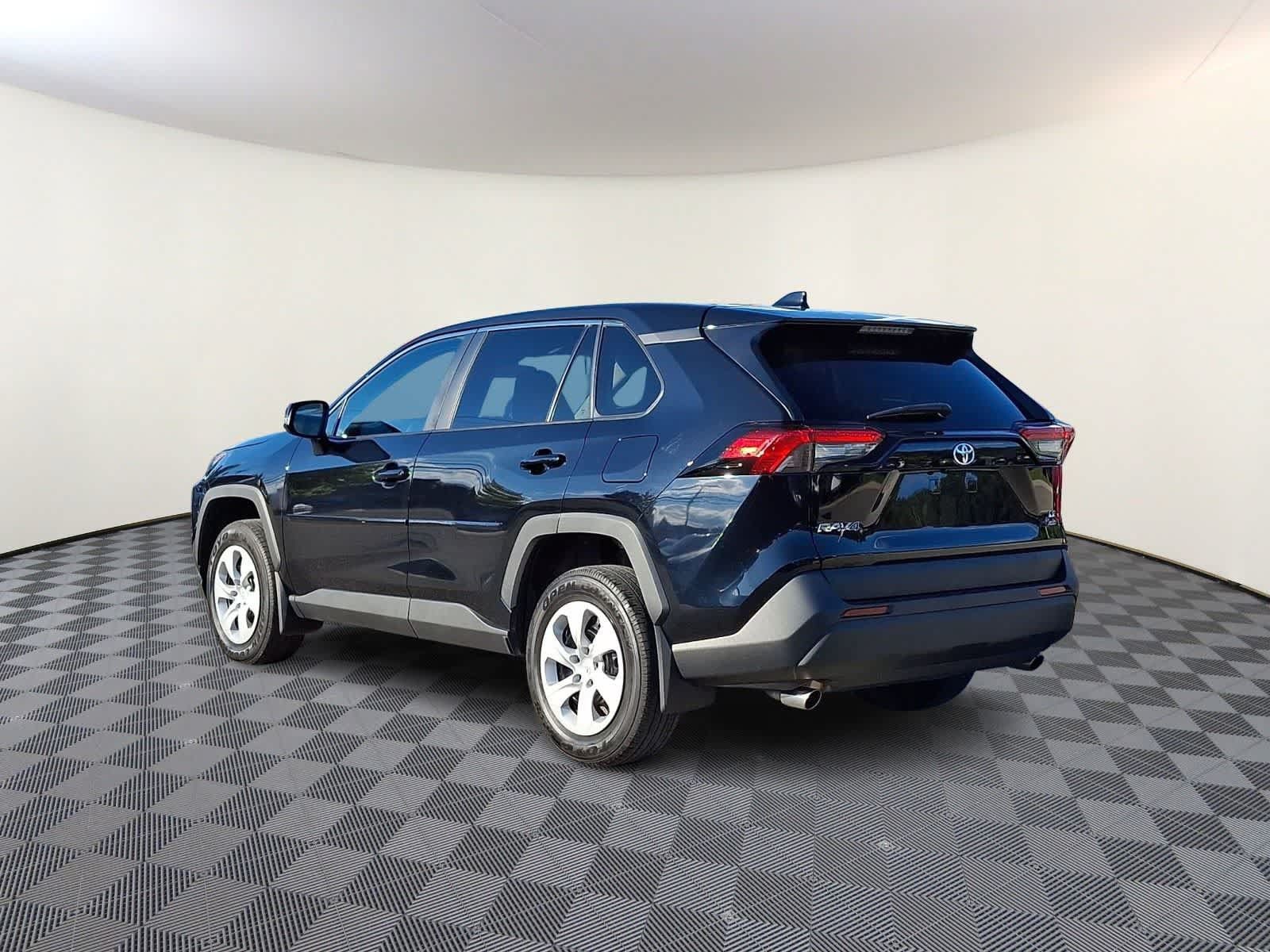 Used 2023 Toyota RAV4 LE AWD/4WD image 7