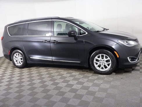 Used 2020 Chrysler Pacifica Touring-L image 17