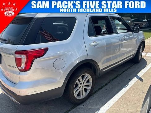 Used 2016 Ford Explorer XLT FWD image 4